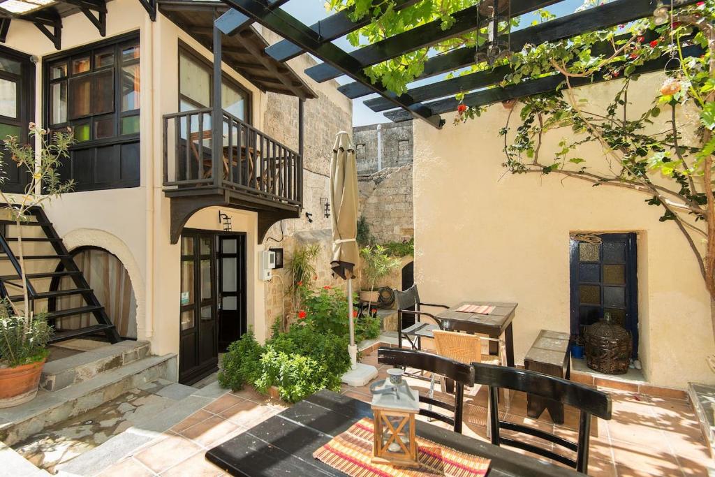 een patio met een bank en een gebouw bij Chris Αpartments Old Town in Rhodos-stad