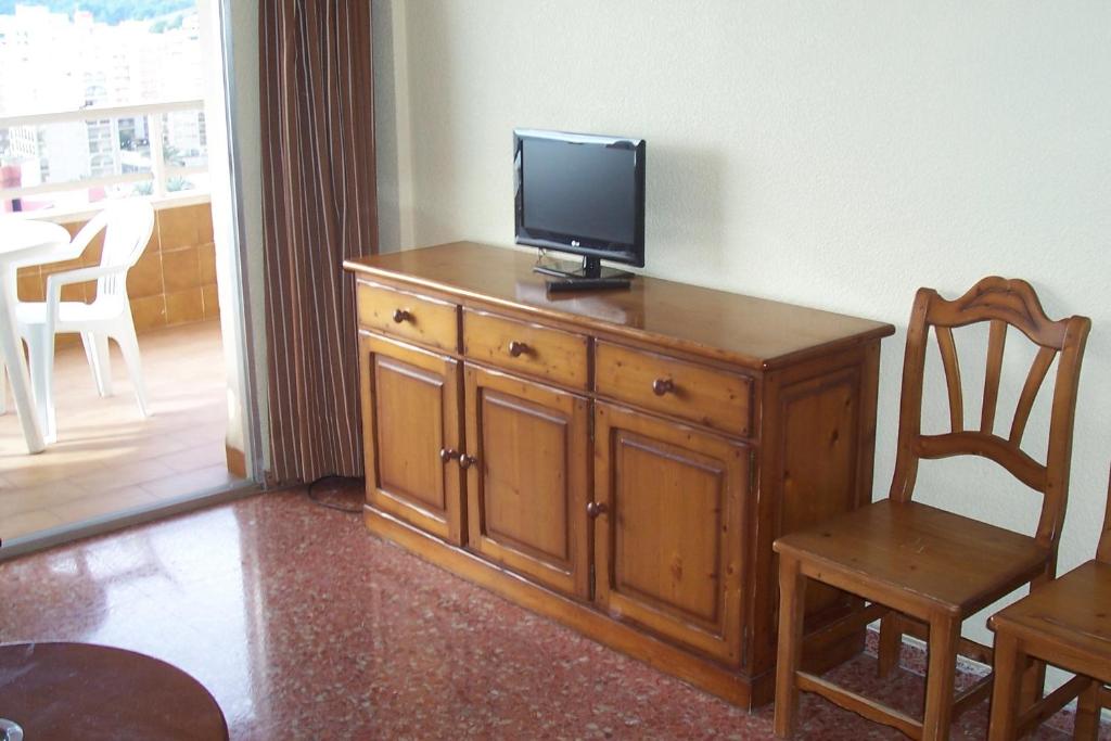 Televízia a/alebo spoločenská miestnosť v ubytovaní Apartamentos Florazar II Ajhory