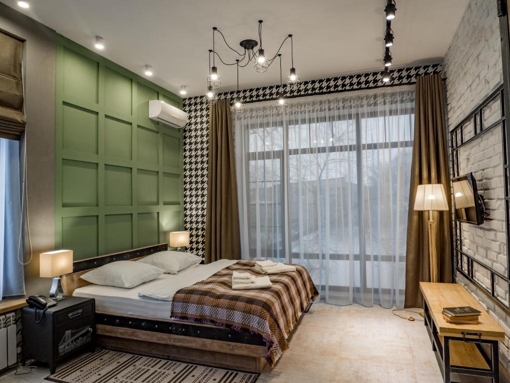 斯摩棱斯克的住宿－Hotel SandS of Time，一间卧室设有一张床和一个大窗户