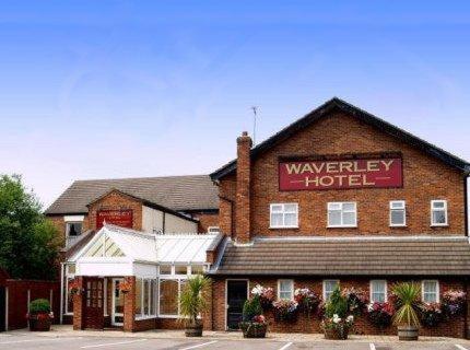 een gebouw met een bord dat Wawley hotel leest bij The Waverley Hotel in Crewe