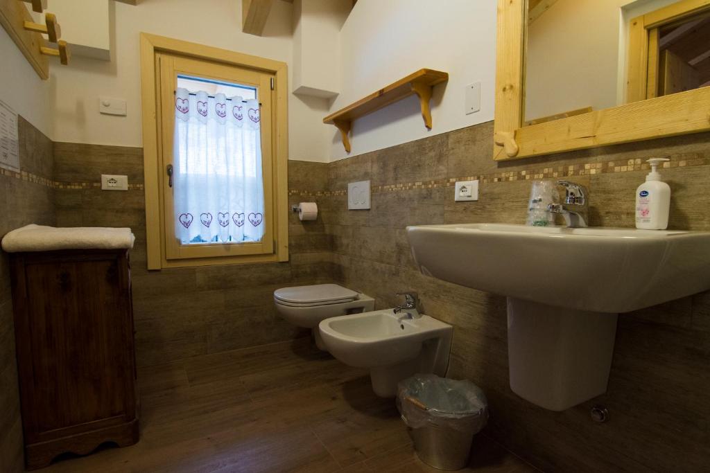 A bathroom at Olimpic Hostel