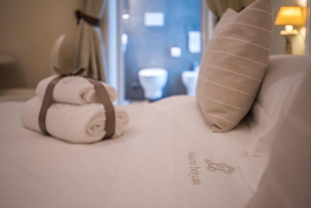 Łóżko lub łóżka w pokoju w obiekcie Palazzo Belsanti