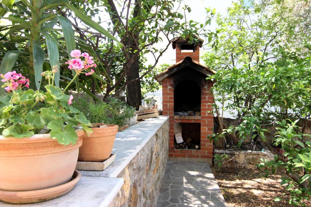 Vonkajšia záhrada v ubytovaní Villa Lahor with private pool