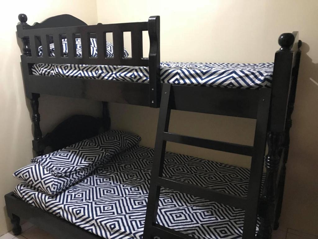 Palanda nebo palandy na pokoji v ubytování RV3 TRANSIENT HOUSE