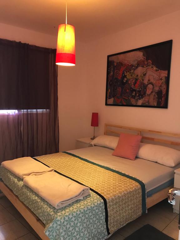アデへにあるOrlando resortのベッドルーム1室(ベッド2台、ハンギングライト付)