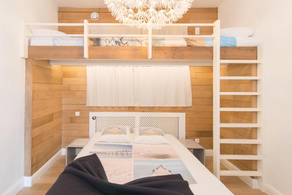 デ・パンネにあるClos Normand 1の二段ベッド2台とシャンデリアが備わる客室です。