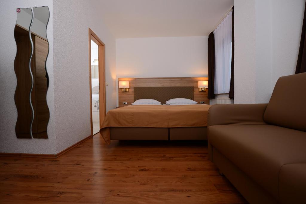 Postel nebo postele na pokoji v ubytování Hotel Linde Stuttgart - Self Check-In