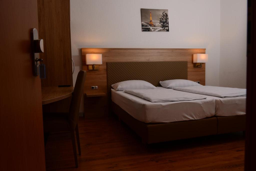 Postel nebo postele na pokoji v ubytování Hotel Linde Stuttgart - Self Check-In