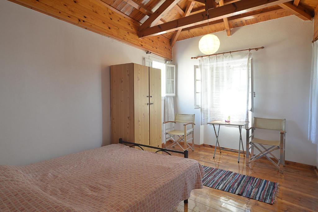 Кровать или кровати в номере Attic apartment in Corfu Old Town centre