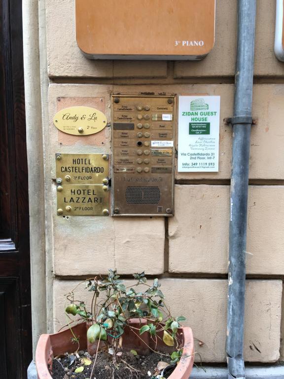 Certifikát, hodnocení, plakát nebo jiný dokument vystavený v ubytování Zidan Guest House