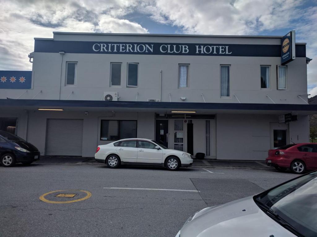 um carro branco estacionado em frente a um hotel em Criterion Club Hotel em Alexandra