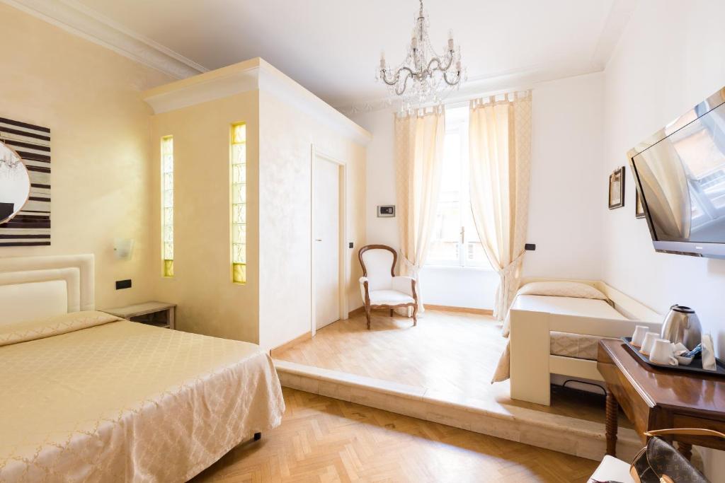 ローマにあるRelais Calamattaのベッドルーム1室(ベッド1台、デスク、椅子付)