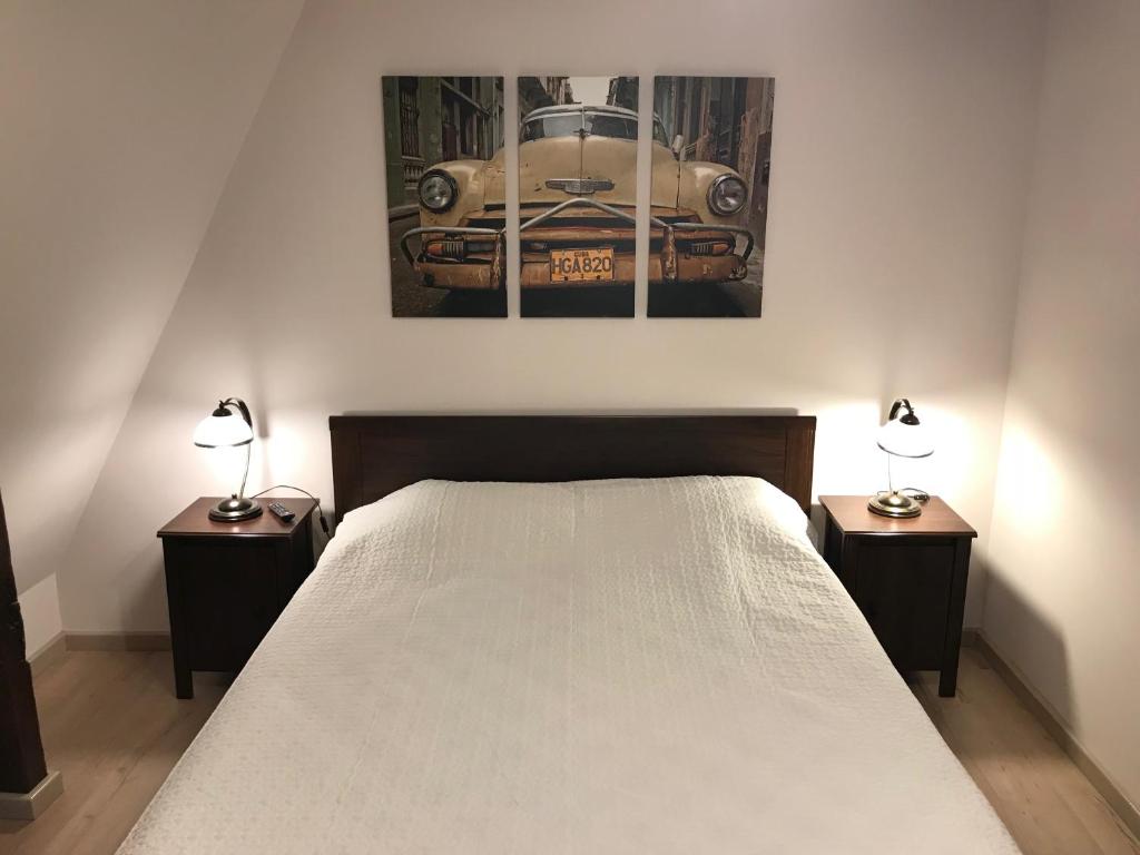 um quarto com uma cama e duas mesas de cabeceira com candeeiros em House 54 em Brasov