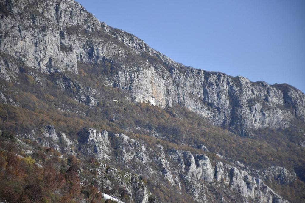 Nespecifikovaný výhled na hory nebo výhled na hory při pohledu z aparthotelu
