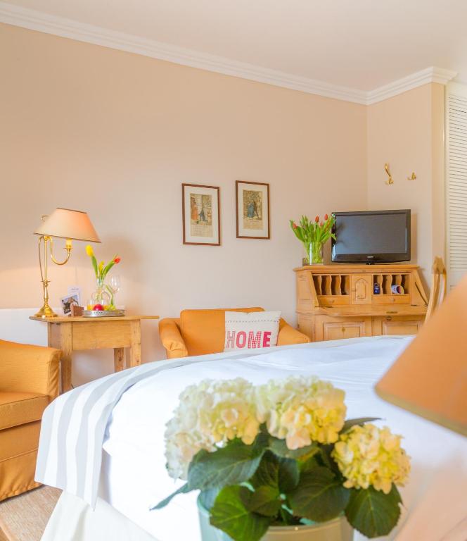 Boutiquehotel Seiler Hof Keitumにあるテレビまたはエンターテインメントセンター