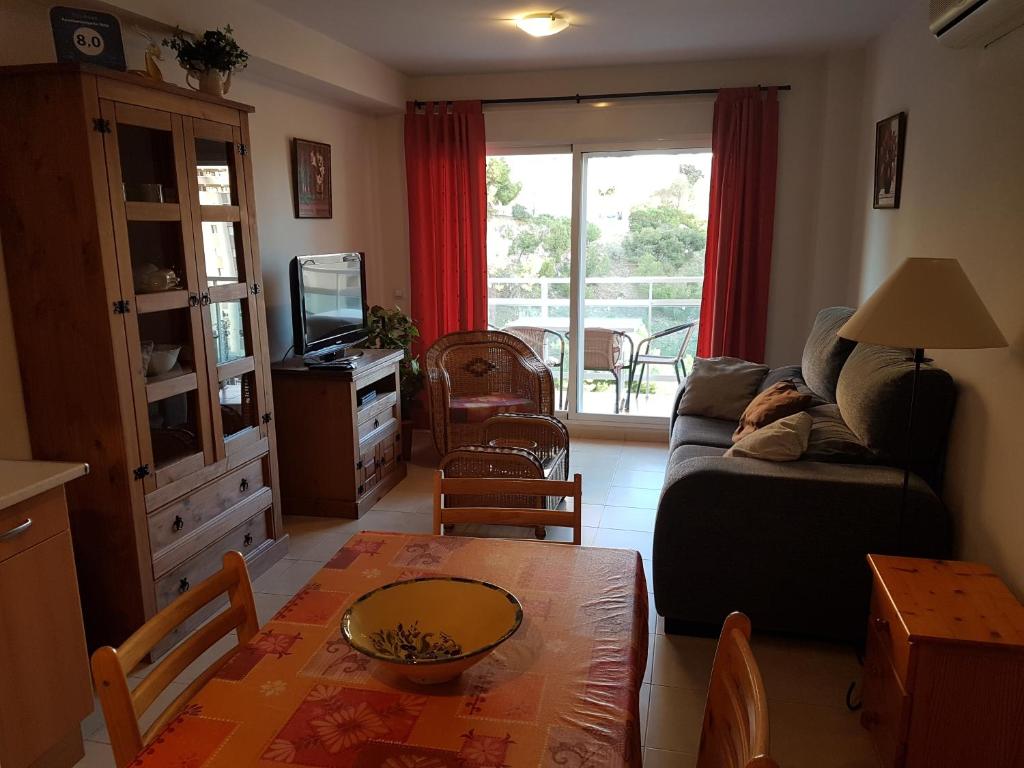 sala de estar con sofá y mesa en APARTMENT LA ROTA - Benidormland, en Cala de Finestrat