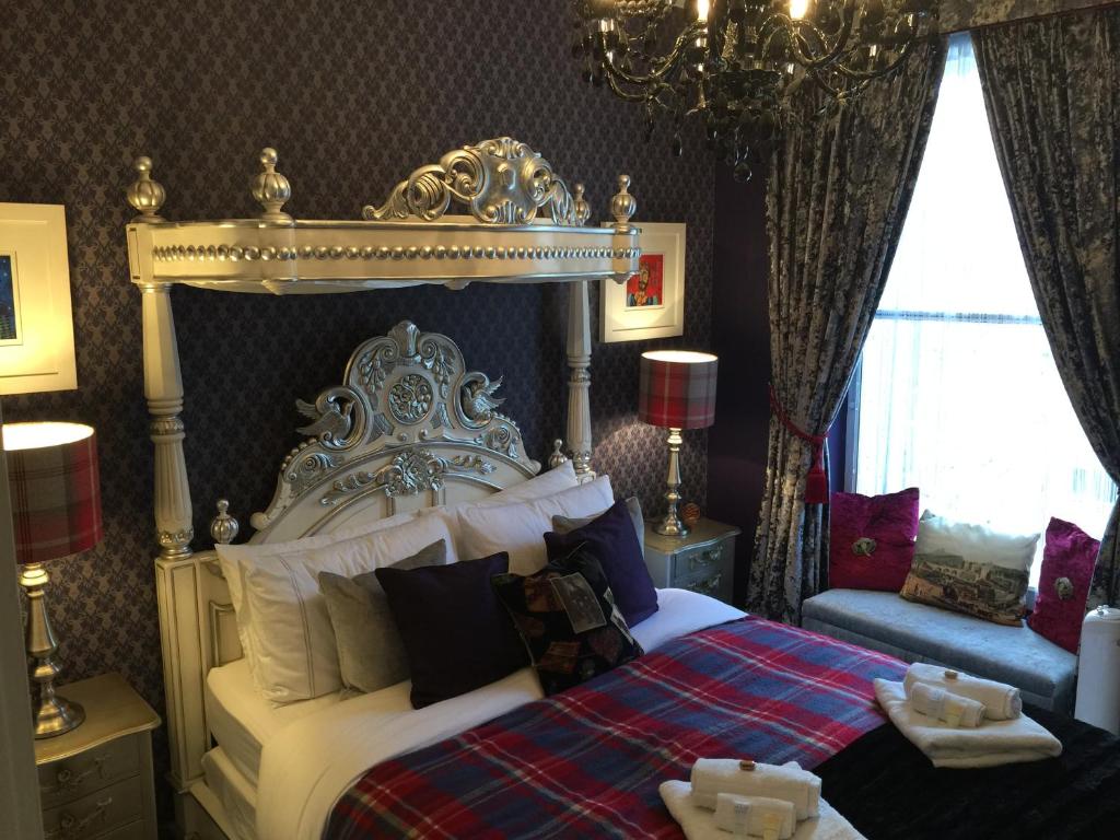 愛丁堡的住宿－邦妮拜德艾瓦公寓，一间卧室配有一张带天蓬的白色床