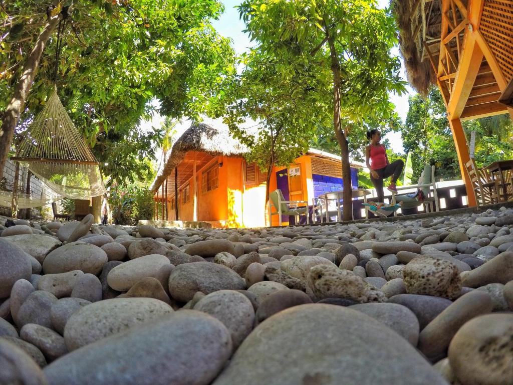 una pila de rocas al lado de un edificio en coin perdu guest house, en Jacmel