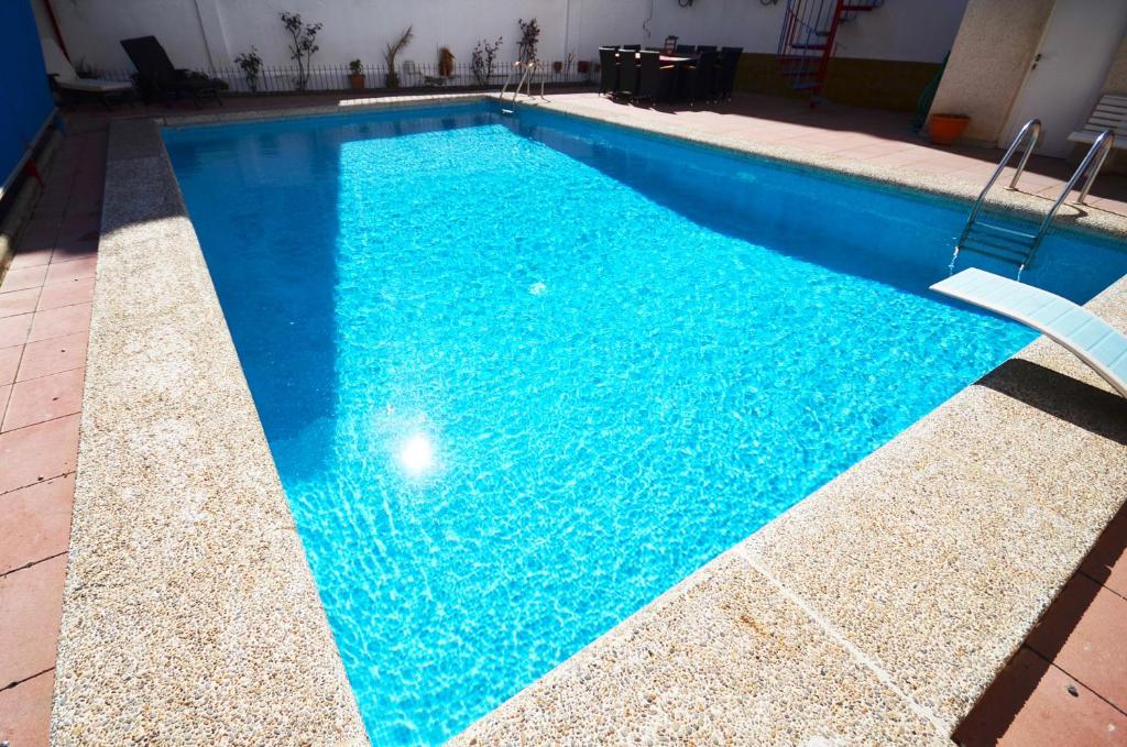 una piscina de agua azul en un edificio en Golive Pepita, en Cambrils
