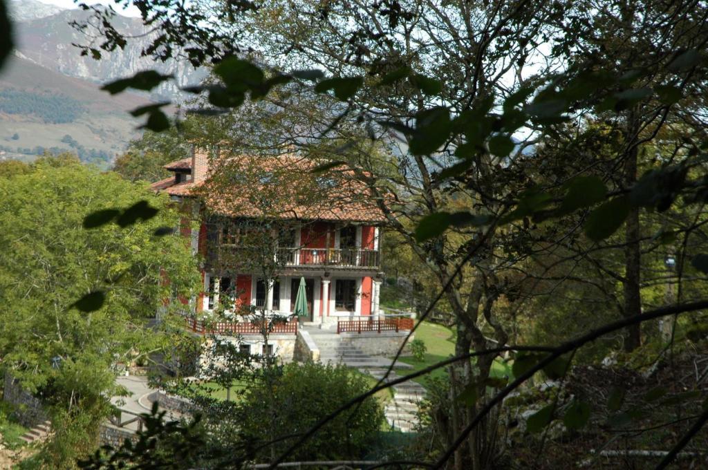 una casa en medio de un patio con árboles en La Casona de Torín, en Torín