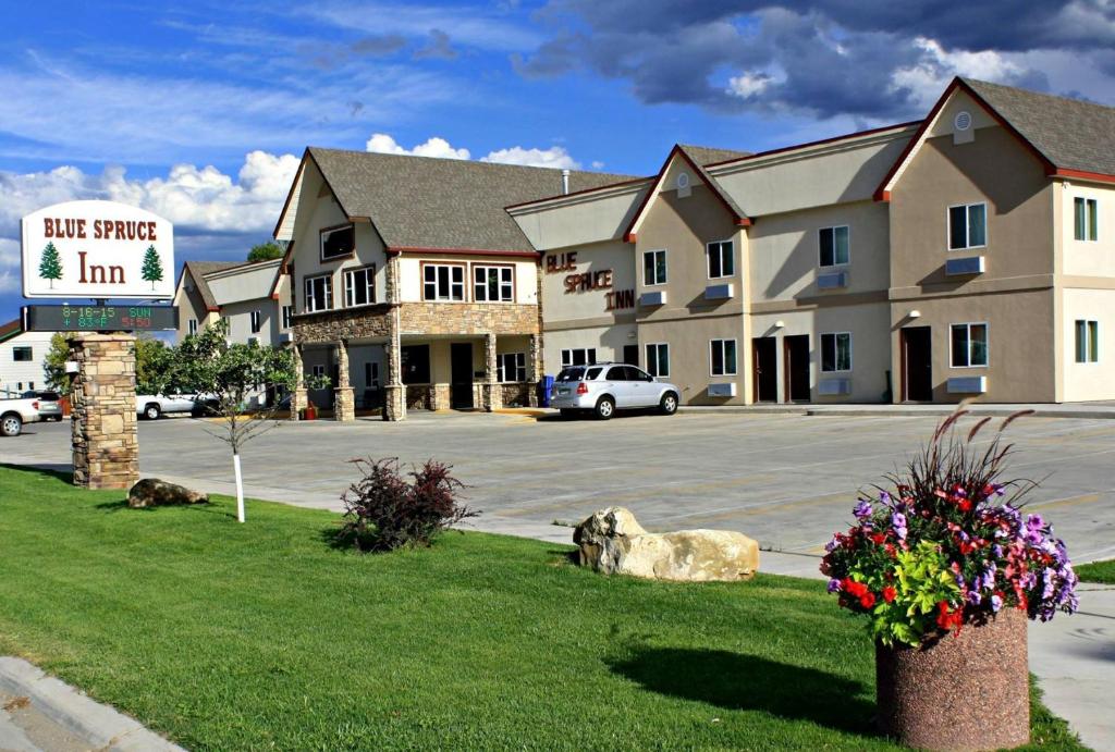 een groot gebouw met een parkeerplaats ervoor bij Blue Spruce Inn-Meeker, Colorado in Meeker