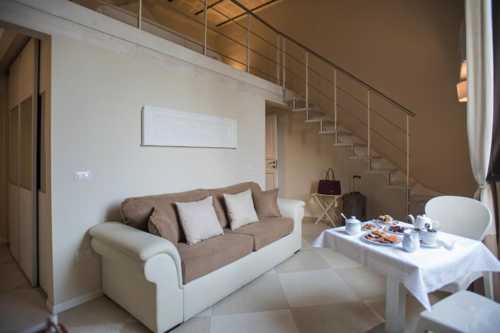 salon z kanapą i stołem w obiekcie Palazzo Belsanti w mieście Lecce