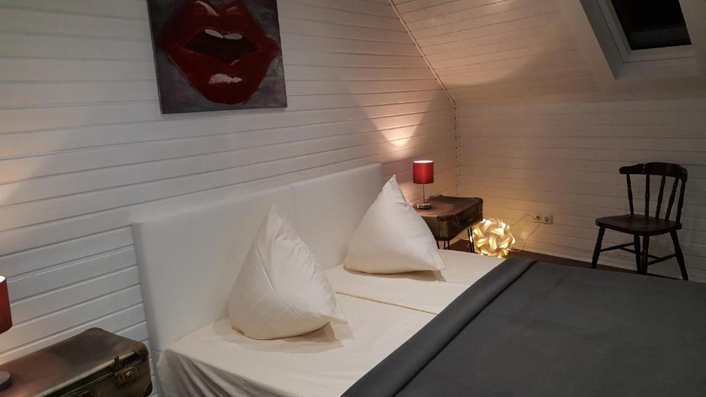 コッヘムにあるFerienhaus Emilのベッドルーム1室(白いシーツと枕のベッド1台付)
