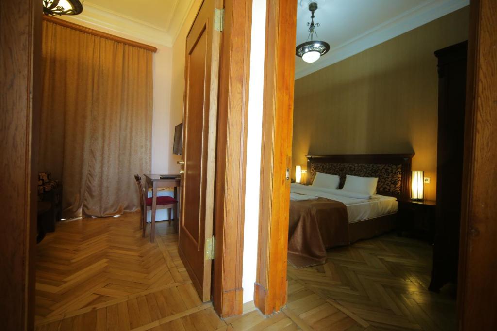 Postel nebo postele na pokoji v ubytování Legends Tskaltubo Spa Resort
