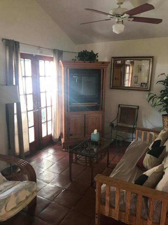 TV o dispositivi per l'intrattenimento presso New Orleans House - Gay Male Adult Guesthouse
