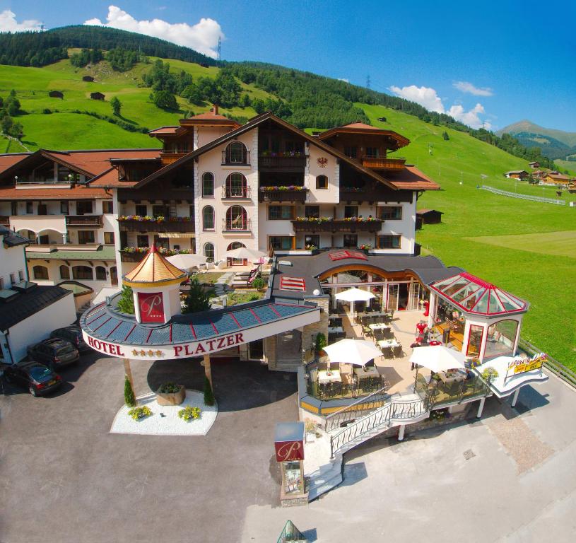 Nespecifikovaný výhled na hory nebo výhled na hory při pohledu z hotelu