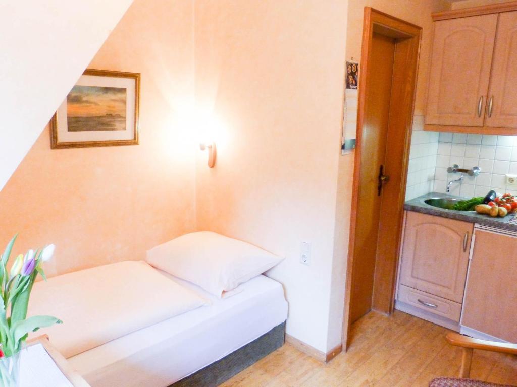 ein kleines Zimmer mit einer weißen Couch in einer Küche in der Unterkunft Haus *Üüs Aran* Wohnung Nr. 5 in Nebel