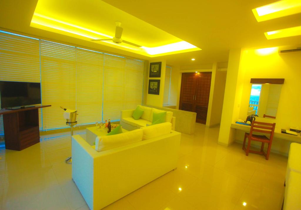 TV a/nebo společenská místnost v ubytování Beacon Beach Hotel Negombo