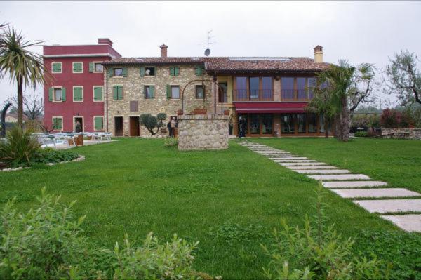 A garden outside Agriturismo Le Campagnole