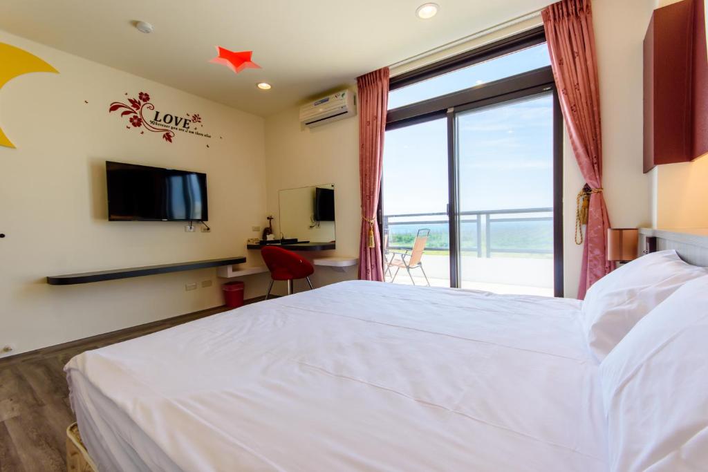 Televiisor ja/või meelelahutuskeskus majutusasutuses Tiramisu places Sea view Homestay