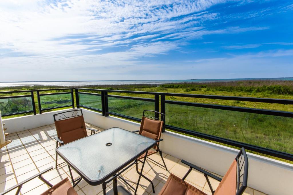 Rõdu või terrass majutusasutuses Tiramisu places Sea view Homestay