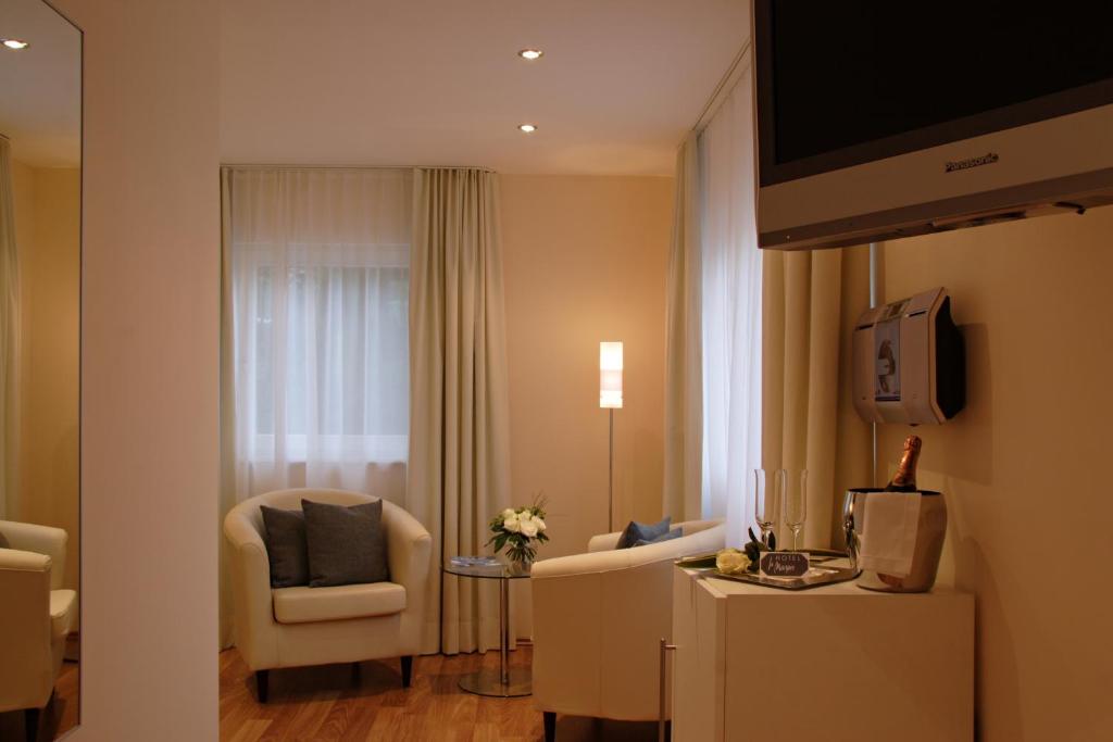 TV a/nebo společenská místnost v ubytování Hotel Bonjour