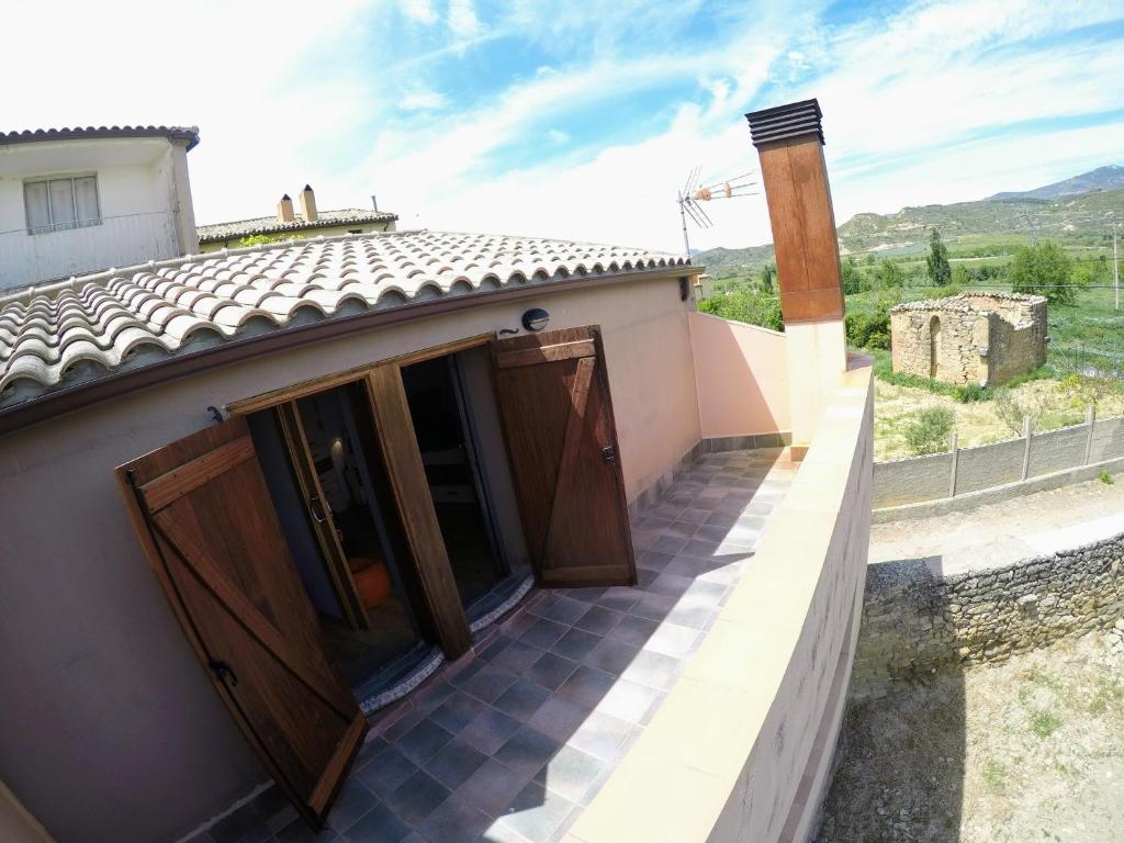 Vista general de una montaña o vista desde the country house 