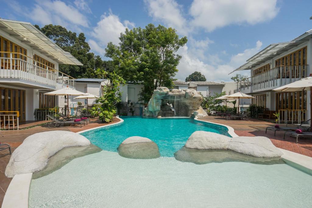 Bazén v ubytování White Sand Samui Resort nebo v jeho okolí