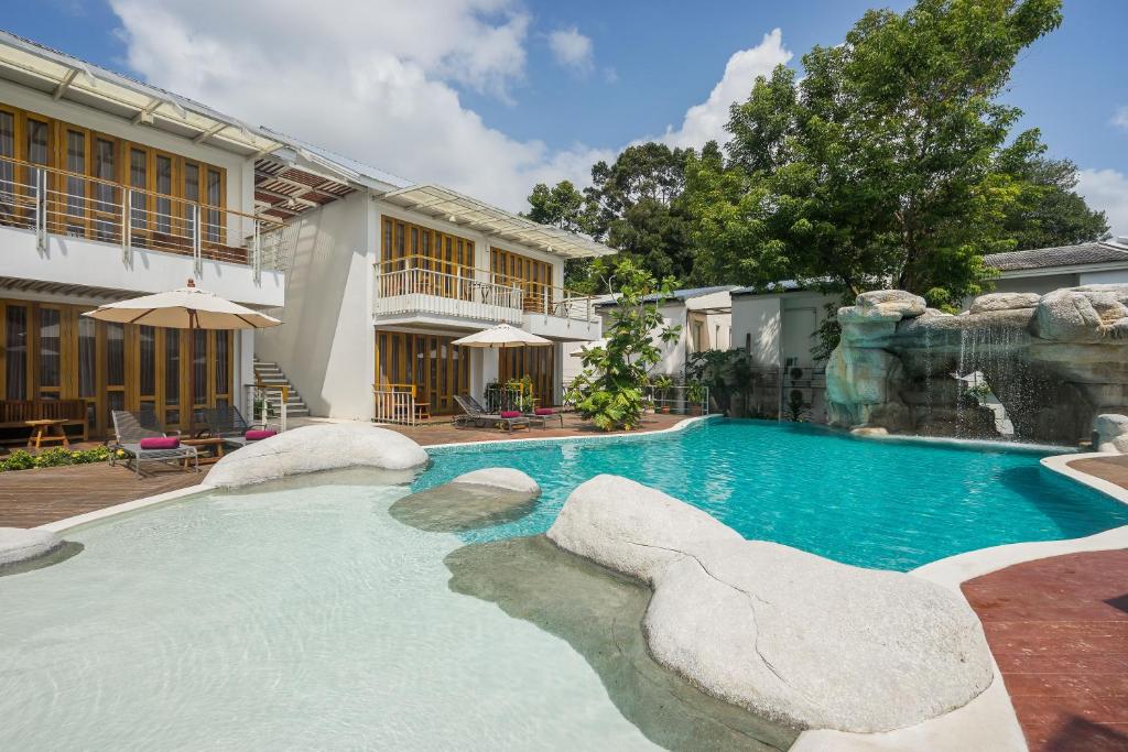 Bazén v ubytování White Sand Samui Resort nebo v jeho okolí