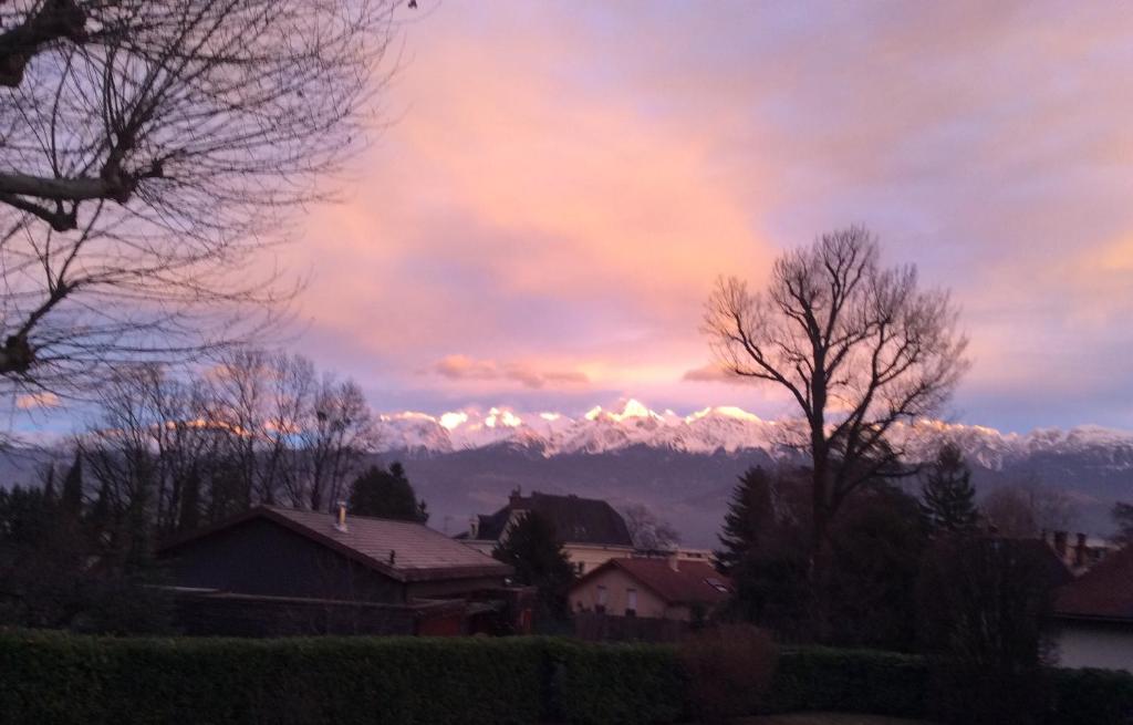 vista para as montanhas cobertas de neve à distância em Studio Montfleury em Corenc