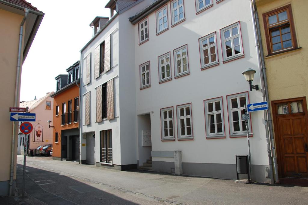 エアフルトにあるAltstadt Ferienwohnungの通路脇白い建物