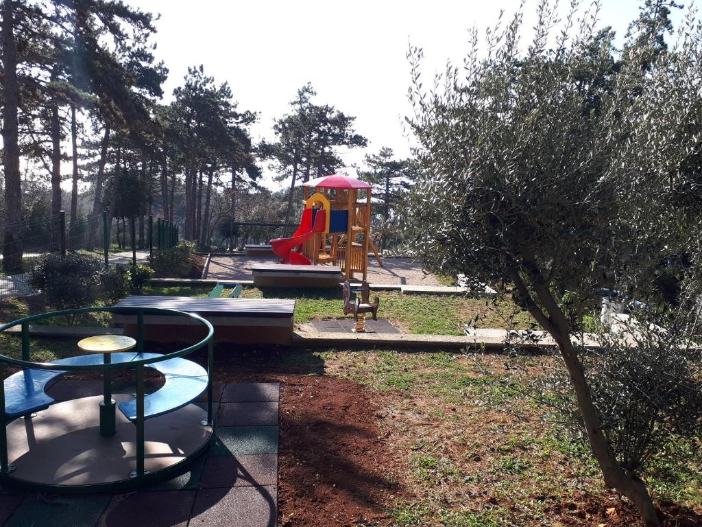 Plac zabaw dla dzieci w obiekcie Apartment Calista