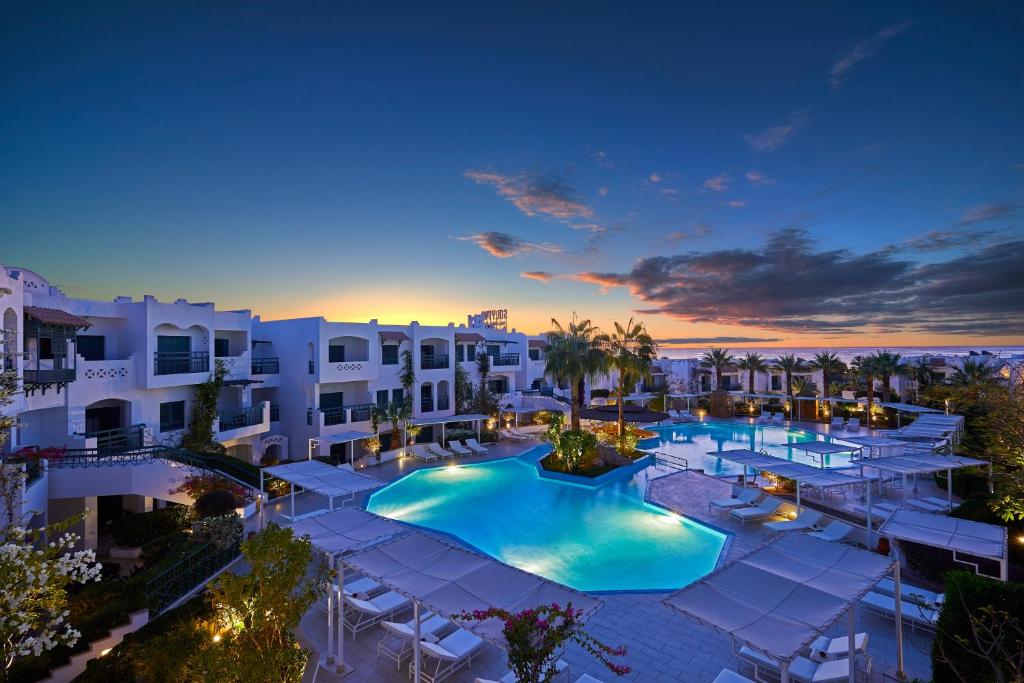 een luchtzicht op een resort met een zwembad bij Solymar Naama Bay in Sharm El Sheikh