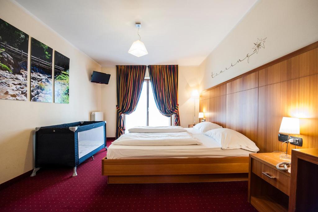 Postel nebo postele na pokoji v ubytování Hotel Touring