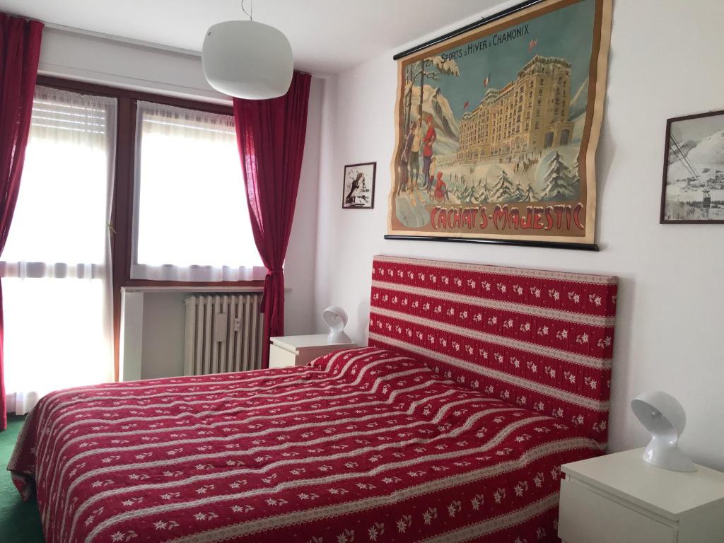 Кровать или кровати в номере Appartamento A Sestrieres non valida