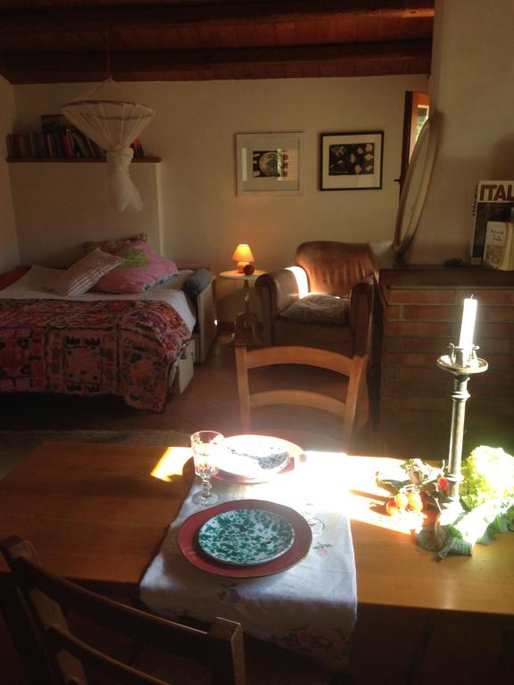 - un salon avec une table et une bougie dans l'établissement place in paradise, à Castelbuono