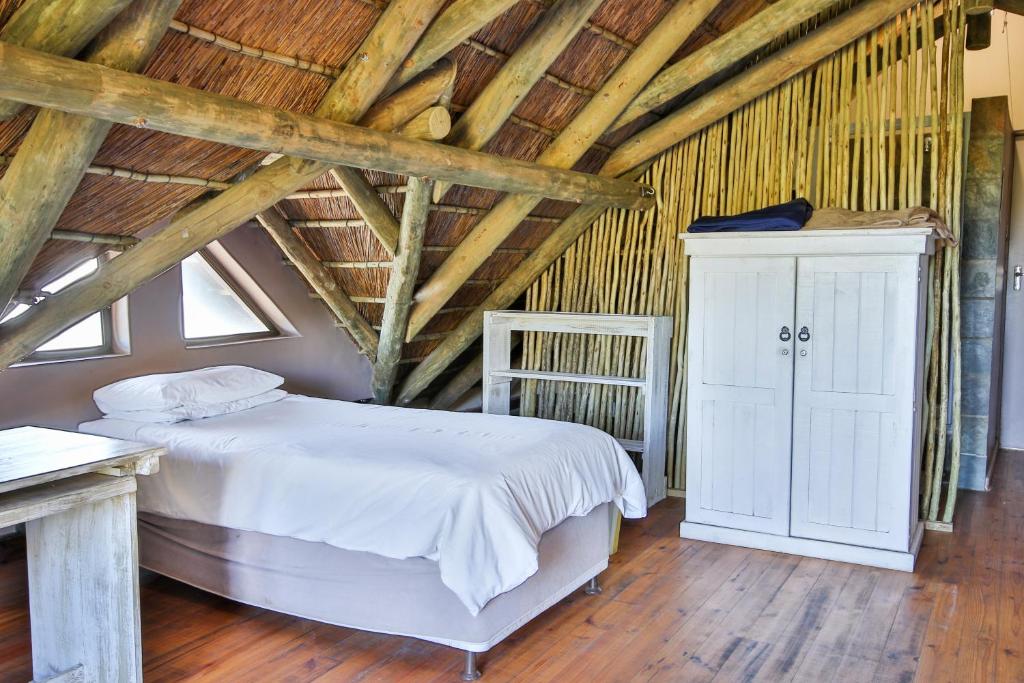 Cama ou camas em um quarto em Oyster Bay Beach Lodge