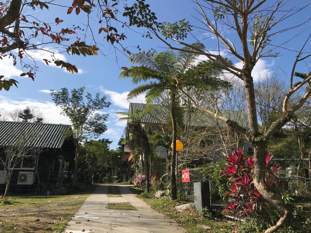 una calle en un pueblo con casas y árboles en Goose House, en Yung-an-ts'un