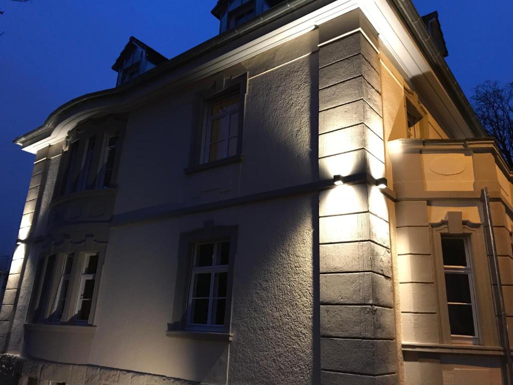 un edificio con luces en el lateral. en Stadtvilla Würzburg en Würzburg