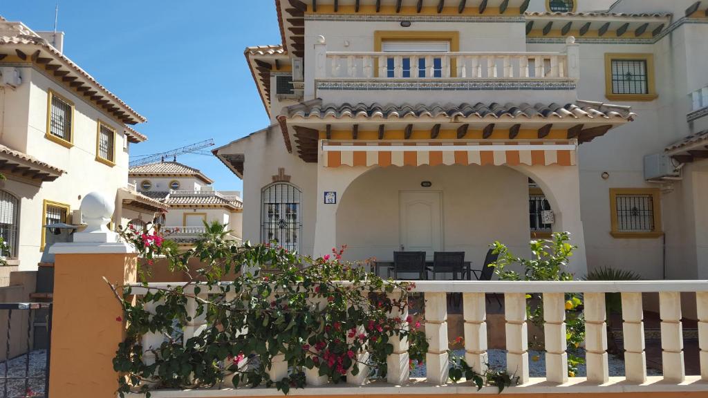 Los DolsesにあるOrihuela Costaの花の咲くバルコニー付きの家